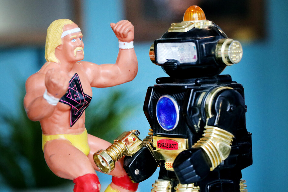 kode24, her representert som Hulk Hogan med klistremerke på brystet, prøvde å leve en dag med Google Assistant, her representert som en dum robot med blålys på hodet. 📸: Ole Petter Baugerød Stokke
