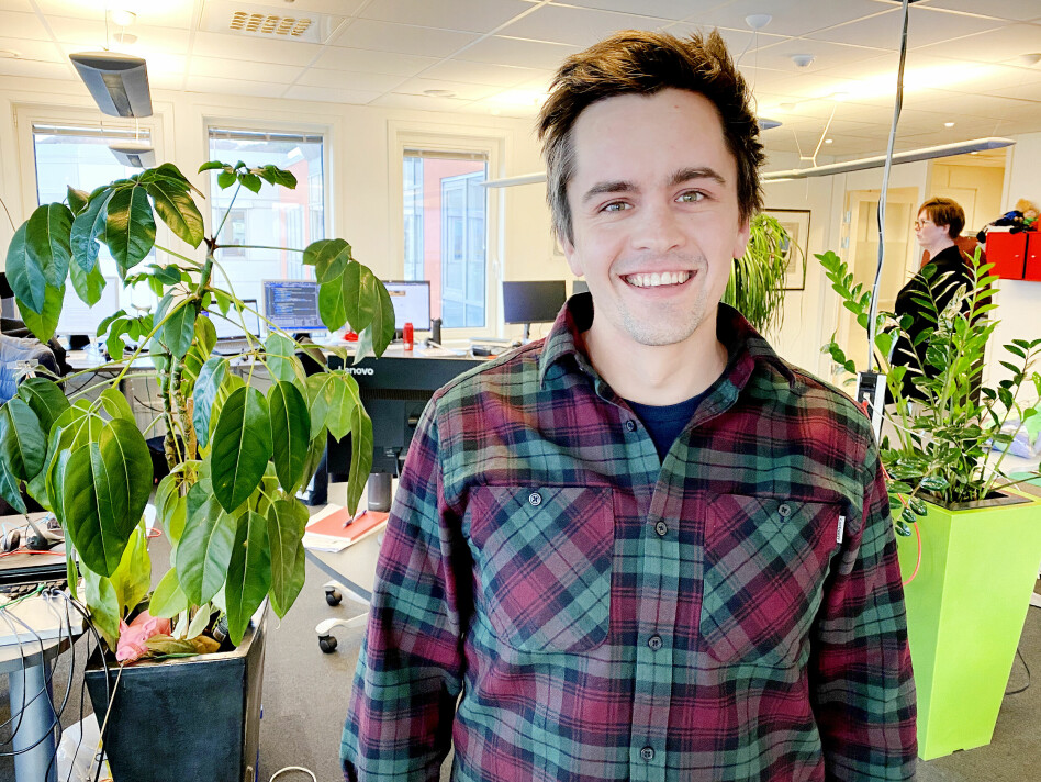 Bjørn Fjukstad utvikler helsesystemene til DIPS, på deres kontorer i Bodø. 📸: Privat