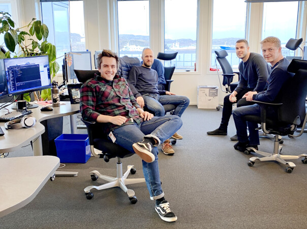 Systemutvikler Bjørn Fjukstad sammen med noen av kollegene sine i DIPS. 📸: Privat