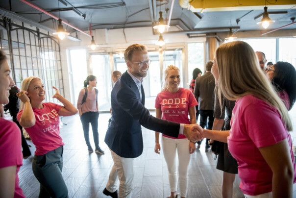Daværende digitaliseringsminister Nikolai Astrup med TENK-grunnlegger Isabelle Ringnes på fjorårets TENK Tech Camp. 📸: TENK
