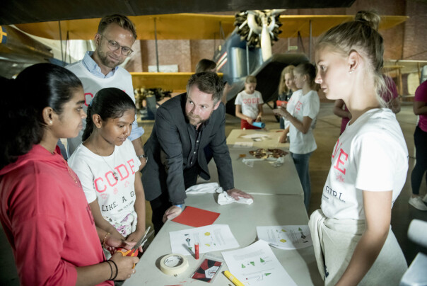 Daværende digitaliseringsminister Nikolai Astrup og daværende næringsminister Torbjørn Røe Isaksen møter deltakere på TENK Tech Camp i fjor. 📸: TENK