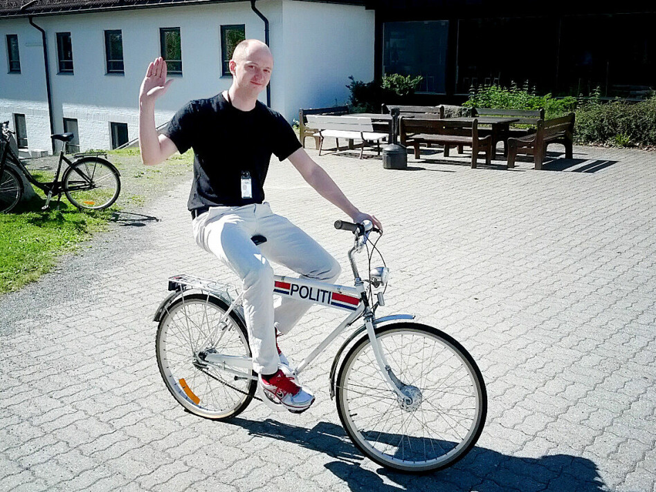 'Hvordan sørger man for at utviklerne lukter sikkerhetsuglene i kodemosen? At SQL må være parameterisert, eller at serialisering har sine fallgruver?' spør Jon Are Rakvåg - her på en politisykkel, fordi vi synes det passa greit. 📸: Privat