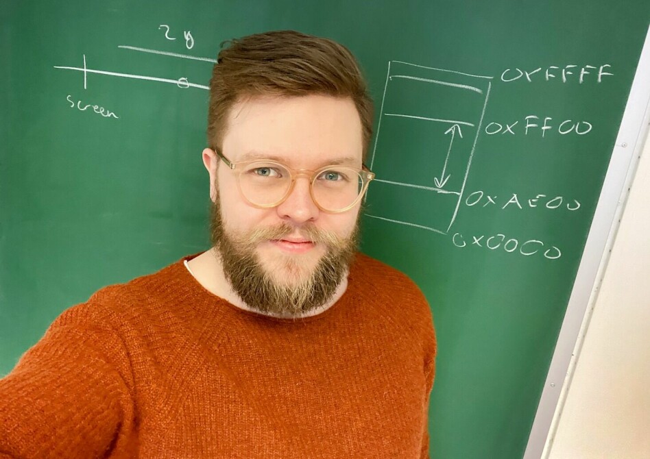 Einar Holsbø har en postdoktor-stilling ved Universitetet i Tromsø. Selv om forskningen er medisinsk, må han så absolutt kode. 📸: Privat