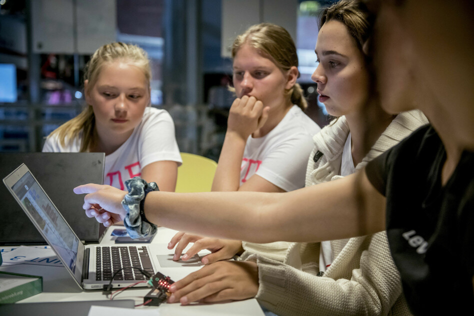 Deltakere på fjorårets TENK Tech Camp Oslo blokkprogrammerer på Teknisk Museum. 📸: TENK