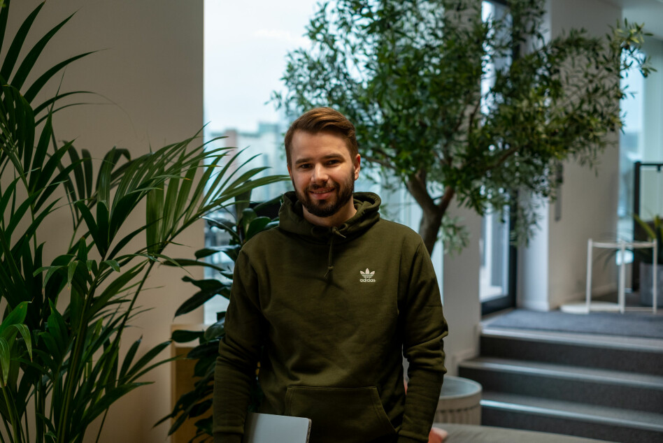 Tobias Moe Thorstensen i Knowit forteller hvordan de klarte å bryte ned tjenesten sin i mikrotjenester, utover i prosessen. 📸: Privat