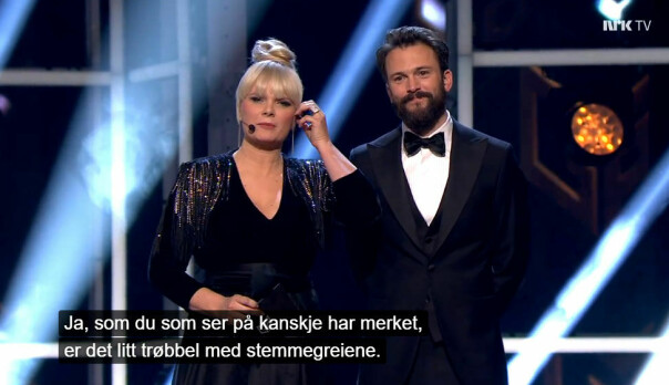 Programlederne under årets MGP-finalene måtte gjøre sitt beste med å takle de tekniske problemene på direkten. Senere i sendinga kom stemmesystemet tilbake, men da var allerede finalistene utvalgt av en folkejury. 📸: NRK