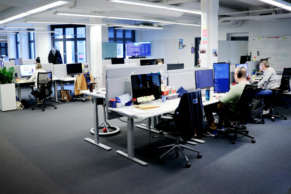 kode24 har spurt hundrevis av utviklere hva de mener om kjønnsbalansen i bransjen sin. Dette illustrasjonsbildet viser en av utviklingsavdelingene hos FINN.no, som nylig gikk ut med at de jobber for å nå en kvinneandel på 20 prosent blant utviklerne sine i løpet av året. 📸: Ole Petter Baugerød Stokke