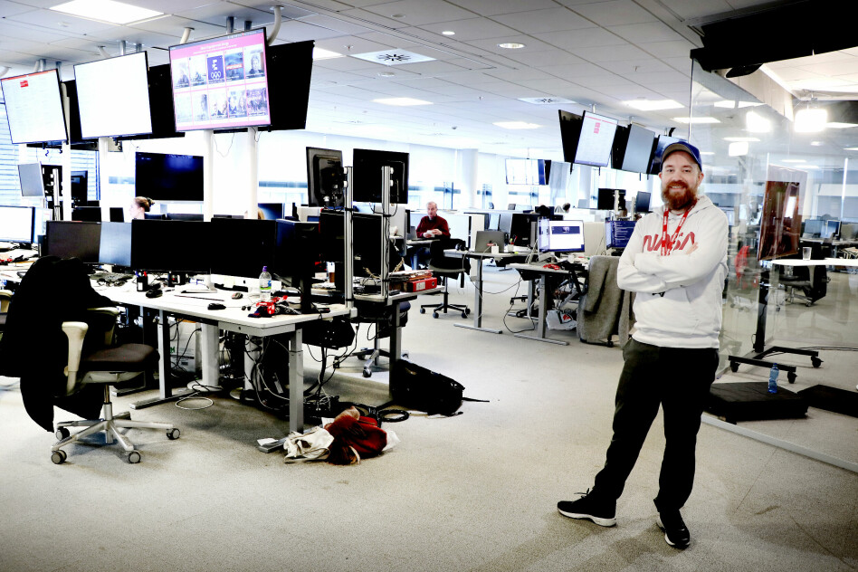 Utvikler og tech lead Tor Henning Ueland i Dagbladet trives godt ute i redaksjonen blant journalistene. Det er det ikke alle utviklere som gjør, men så er det heller ikke alle som kaller seg redaksjonell hacker. 📸: Ole Petter Baugerød Stokke
