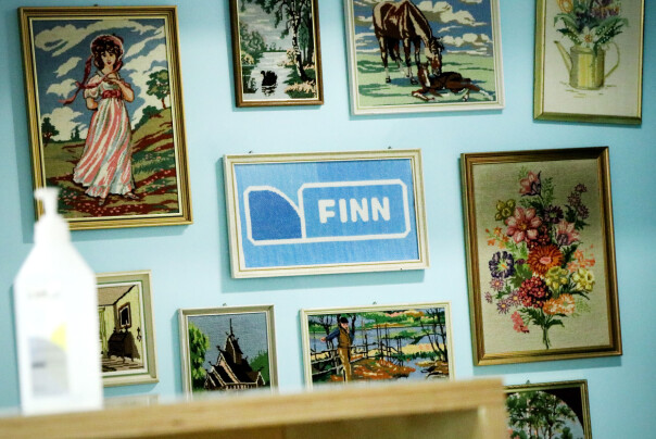 I resepsjonsområdet til Finn finnes allslags rare gjenstander fra Finn-torget. Slik som disse broderiene. Selve broderiet av Finn-logoen er visstnok sendt inn av en fan. 📸: Ole Petter Baugerød Stokke