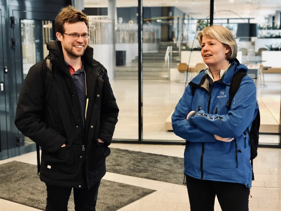 Førsteamanuensis Geir Kjetil Sandve og lektor Siri Annethe Moe Jensen foreleser ved IN1000 på Institutt for Informatikk (IFI) på Universitetet i Oslo (UiO). Til kode24-timen forteller de hvordan studentenes første møte med kode fortoner seg. 📸: Ole Petter Baugerød Stokke