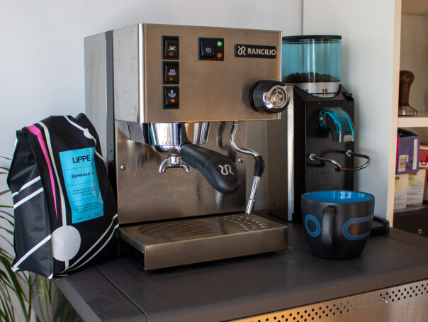- Hos meg har jeg en Rancilio Silvia hjemme-espressomaskin som jeg kjøpte for et par år siden. Den har reddet meg gjennom kjipe sykdomsperioder før. Og nå når jeg er hjemme og prøve å unngå å bli syk, nyter jeg iallefall én ekstra kaffe latte hver dag! forteller Benedicte Emilie Brækken i Kron. 📸: Privat