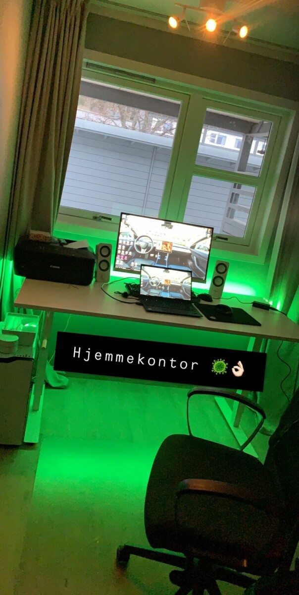 'Kjører en ny farge hver dag, med Phillips Hue Lightstrip bak pulten, for gøy' forteller Stian Walgermo. 📸: Privat