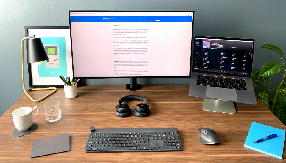 'Ekstern skjerm, mus, tastatur og en god stol kan gi store utslag på trivsel og effektivitet gjennom en arbeidsdag'. Her fra forfatterens eget hjemmekontor. 📸: Privat