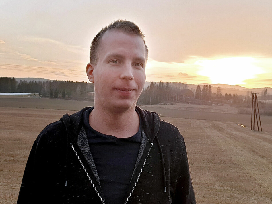 Christian Myhre Lundheim er utvikler og team-leder i PowerTech Engineering. Selv om mange av kollegene hans tar hjemmekontor for tida, reiser Lundheim aller helst på kontoret - med trygg avstand til kollegene sine. 📸: Privat
