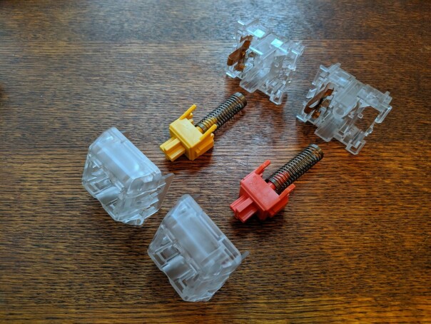 To demonterte MX-inspirerte brytere fra samarbeidsprosjekt mellom Kailh og NovelKeys.