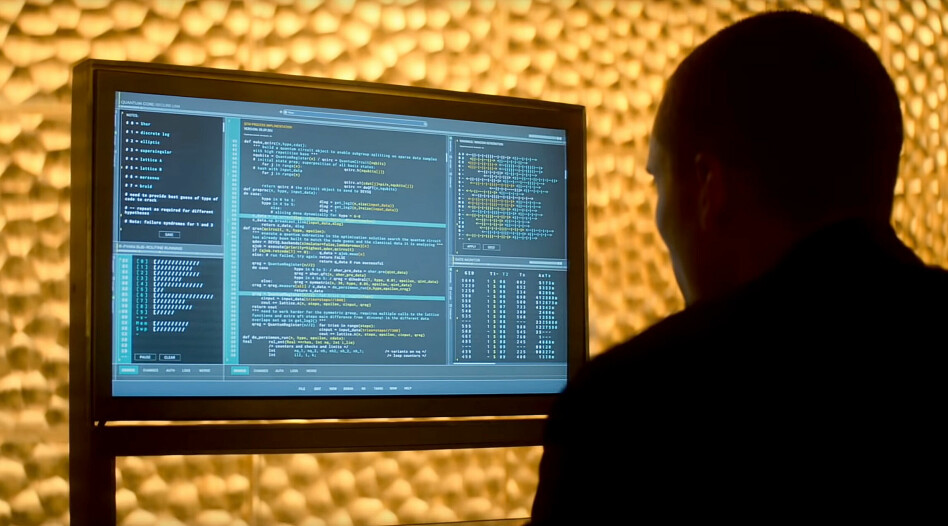 Her ser du en utvikler som ikke forstår et ord av koden han får servert på den nye jobben sin. Ja - det er faktisk mye av konseptet i serien Devs. 📸: HBO