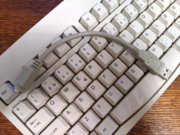 En passiv adapter og et “USB Ready”-tastatur fra starten av 2000-tallet. 📸: Teodor Ande Elstad