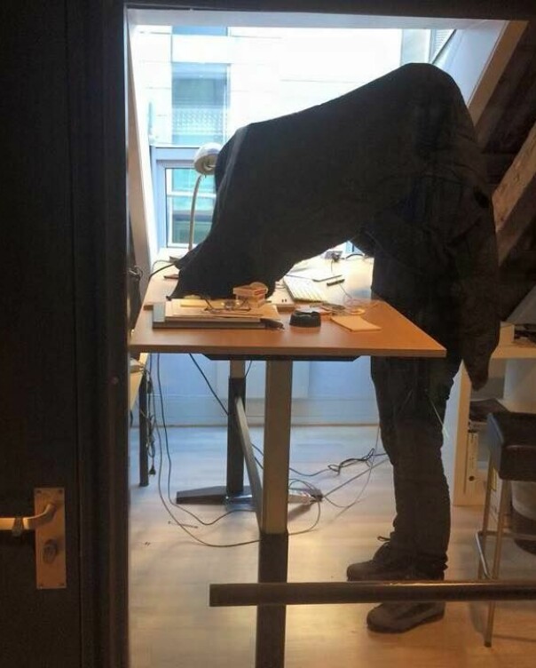 Artikkelforfatteren sniker inn et lite lydopptak, uten at kollegaene mistenker noe. 📸: Eirik Skaufjord