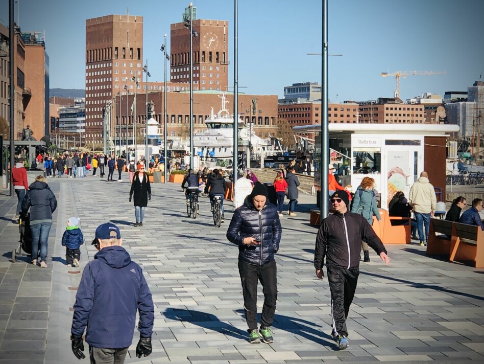 Det skal komme en app for å spore korona-smitte i Norge. Men foreløpig ser den ikke ut til å få åpen kildekode. Her fra Aker Brygge i Oslo lørdag 21. mars, da smitteverntiltakene for lengst hadde trått i kraft. 📸: Ole Petter Baugerød Stokke