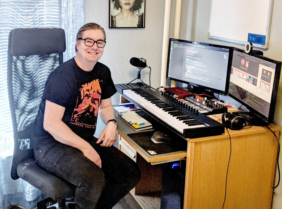 Marius Nettum er til daglig utvikler i byrået TRY Apt, men på kveldstid lager han karantenekonserter.no. For som pulten på hjemmekontoret hans bærer preg av, er han over snittet opptatt av musikk. 📸: Privat