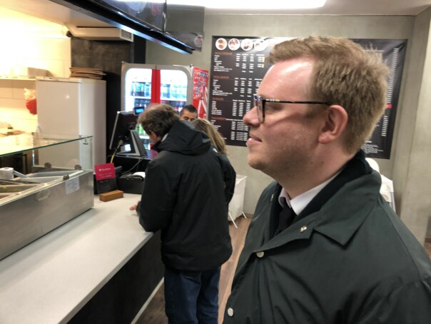 kode24s fagredaktør Jørgen Jacobsen venter på kebab etter å ikke ha vunnet pris på Nordiske Mediedager i Bergen i fjor. 📸: Ole Petter Baugerød Stokke