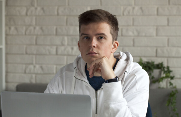 Utvikler Aleks Gisvold tror han får mye tid til overs denne sommeren, og håper å kunne bruke en del av den på å være mentor for studenter uten relevant sommerjobb. 📸: Paweł Worytko