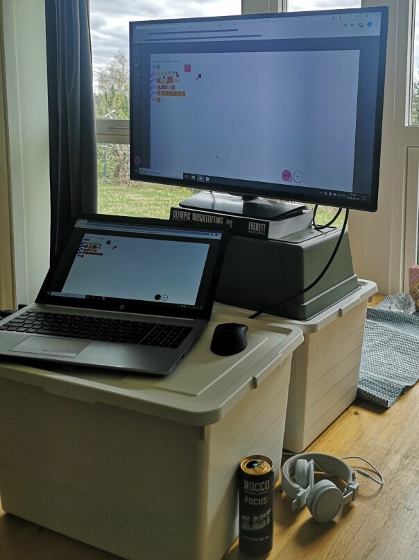 'Med ett köksbord som skrivbord försöker jag komma på kreativa lösningar. Vissa är bättre än andra...' 📸: Privat