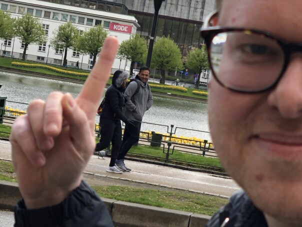 kode24s fagredaktør har funnet et skilt hvor det står 'KODE' i Bergen under fjorårets Mediedager, hvor noen andre enn kode24 vant årets nisjenettsted-prisen. 📸: Ole Petter Baugerød Stokke