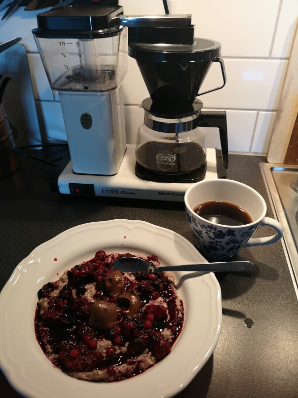 'Klar för dagen 9.00 med en kopp kaffe (viktigt!) och frukost framför datorn.' 📸: Privat