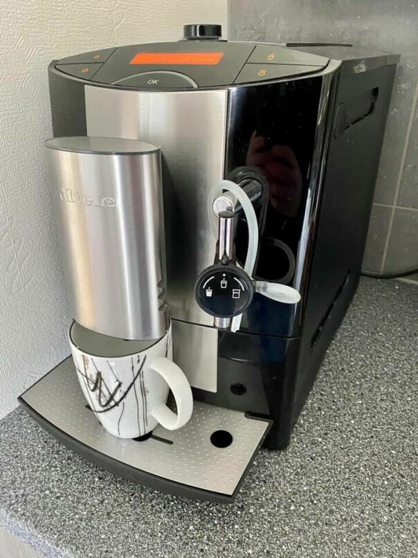 'Miele fikser kaffen på hjemmekontoret. Java hele kaffebønner brukes selvfølgelig til koding.' 📸:
Daniel Bjørnbakk