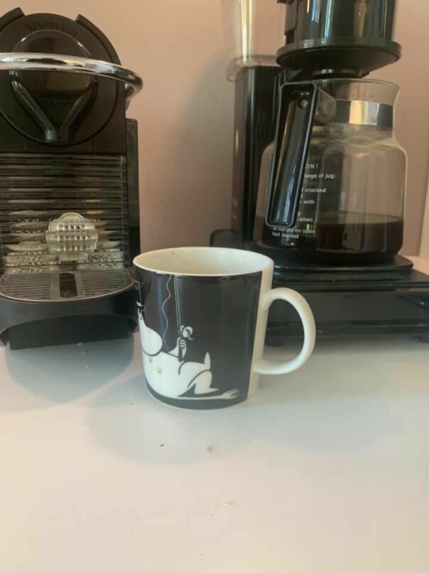 'Setter på en kanne på trakteren på morgenen. Og blir den tom så blir det en eller to fra kapsel maskina på slutten av dagen. Mangler bare en kodekopp, hint hint.' 📸: Bendik Laukeland Knapstad