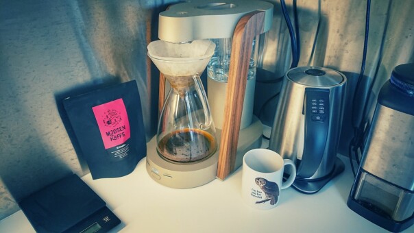 'Her går det i Mjøsen kaffe for tida. Brygges på en Ratio Eight. Kverner opp bønner selv (selvsagt), men slipper å drive å stå og selv drive å helle over vann. Ganske digg egentlig. Er ikke sånn 100% fornøyd med den bloomingen den skal gjøre, men, æh, close enough!
Det går skammelig mye kaffe i løpet av en arbeidsdag.' 📸: Rune Flobakk
