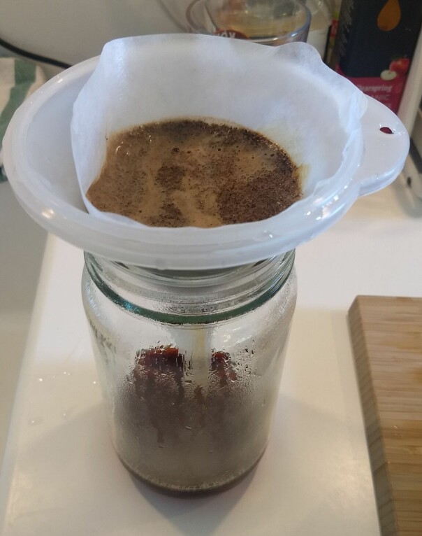 'DIY med trakt og Norgesglass. Gadd ikke bruke penger på en kaffebrygger. Funker fett!' 📸: Alexander Karlstad