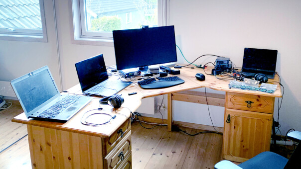 - Den største utfordringen når man jobber med embedded, er at man ofte trenger å ha hardware tilgjengelig, eller at man trenger en hardware-lab for å gjøre noen modifikasjoner, forteller Huddly-utvikler Torleiv Sundre, som nå sitter på hjemmekontor. 📸: Privat