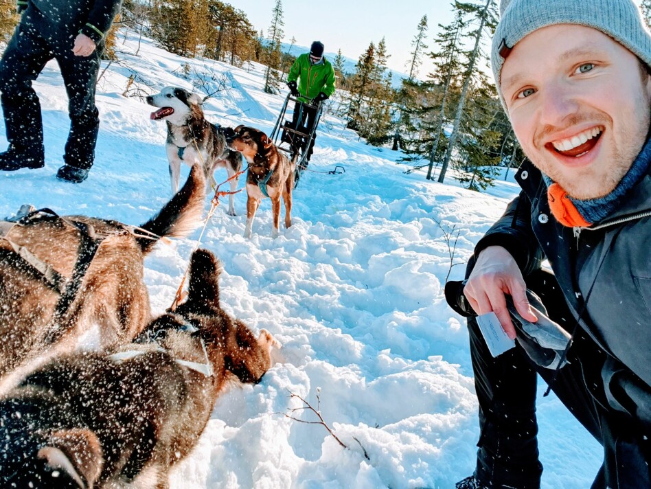 Peter Hemmen i Bekk viser deg hvordan faggruppa hans løste 99 flasker på veggen-sangen på forskjellige måter i forskjellige språk. 📸: Privat