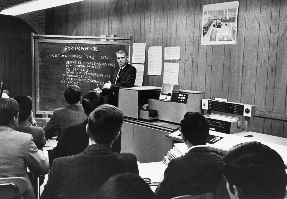 En instruktør ved Boston Latin School lærer bort FORTRAN 4-programmering med en IBM 1130-datamaskin i 1968. To år senere ble Per-Arne Rindalsholt introdusert til det samme språket, i millitæret. 📸: Underwood Archives / NTB Scanpix