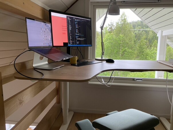 - Vi har hatt hjemmekontor siden litt før Norge stengte ned for alvor, men har nå begynt å være litt på kontoret igjen, forteller Kristoffer Brabrand. 📸: Privat