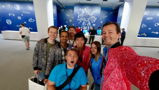 Khoa Pham i midten, sammen med kollegene sine i Shortcut, under fjorårets WWDC. 📸: Privat