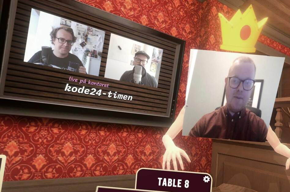 Her henger kode24-redaksjonen på en virtuell PubMash-utgave av puben Jimmys i Porsgrunn, mens vi ser på Youtube-video av oss selv. Drømmekveld! Jørgen til høyre har tatt på seg en krone for anledningen, og under krona ser du altså video fra webkameraet hans. 📸: Ole Petter Baugerød Stokke