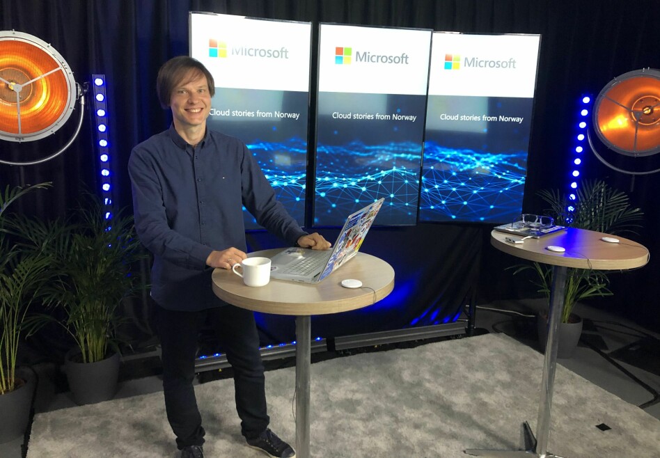 Maxim Salnikov jobber med å få norske utviklere til å bruke løsninger fra Microsoft. Her er han i studio og tar opp en video hos Microsoft Norge. 📸: Privat