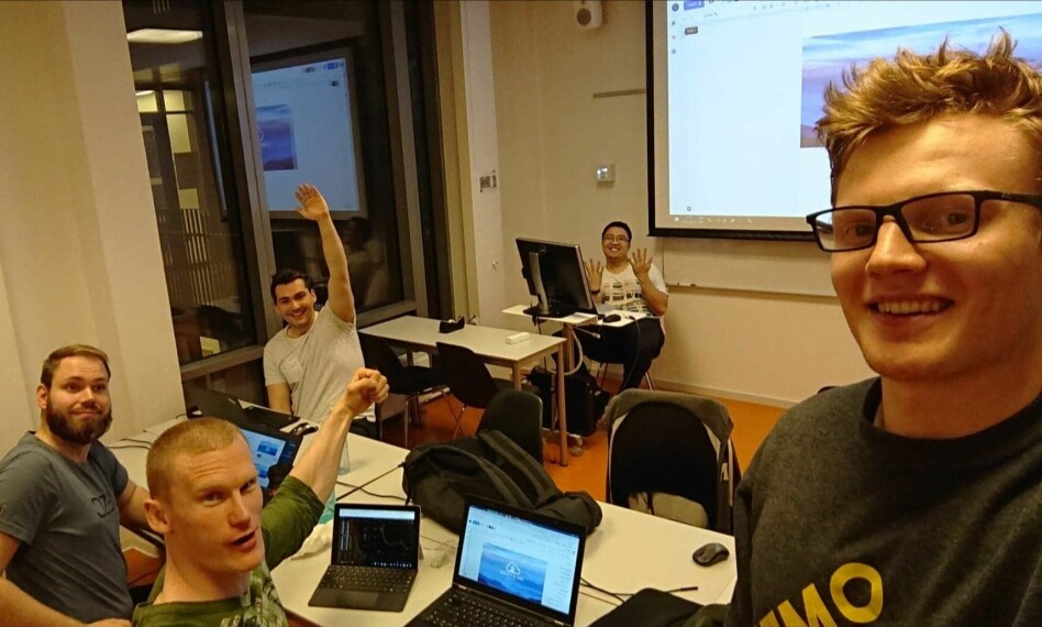 Denne studentgjengen stakk av med Datatilsynets årlige personvern-pris for studenter. Fra venstre: Andre Groseth, Julian Sagen, Jeremiah Augie Uy, Sondre Halvorsen og Viktor Vartdal Johansen. 📸: Privat