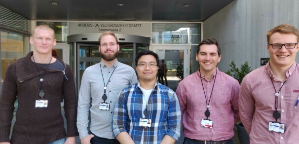 Team anonymisering - som OsloMet-studentene kaller seg - pent antrukket på studiebesøk. 📸: Privat