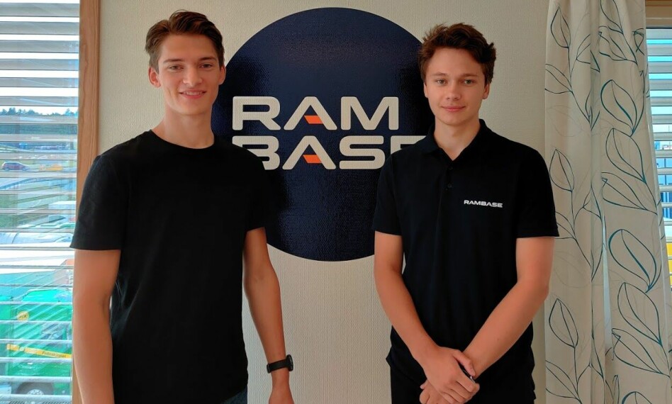 Denne gangen møter vi Jens Andreas Thuestad (20) og Øyvind Grutle (20); studenter på datateknologi ved Universitetet i Bergen, med sommerjobb hos RamBase i Haugesund. 📸: Privat
