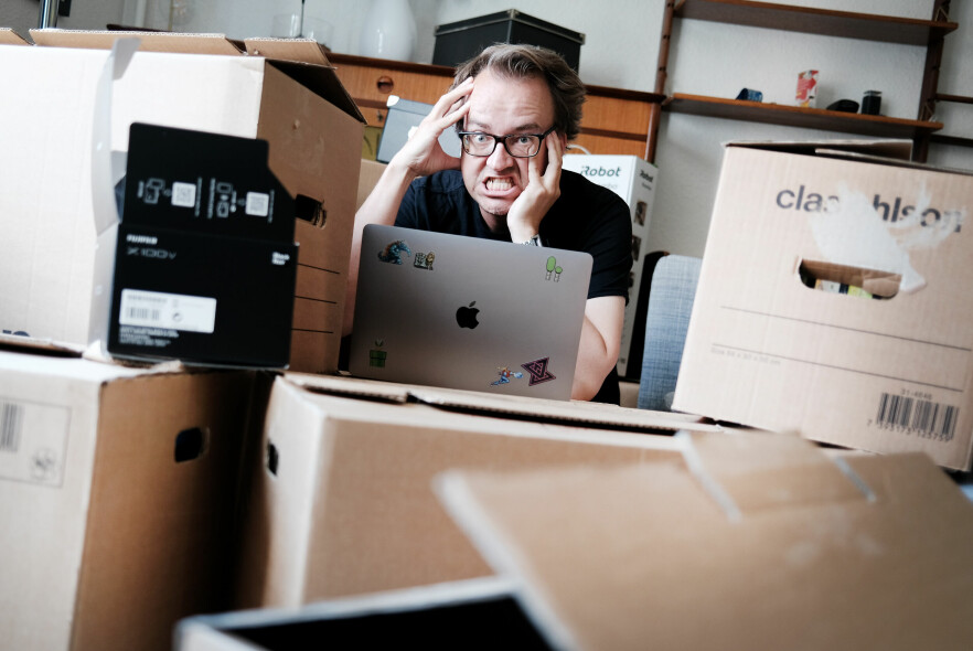 Alle disse pappeskene symboliserer uferdige hobbyprosjekter. Og stua mi er Github-kontoen min. Jeg blir gal. 📸: Ole Petter Baugerød Stokke