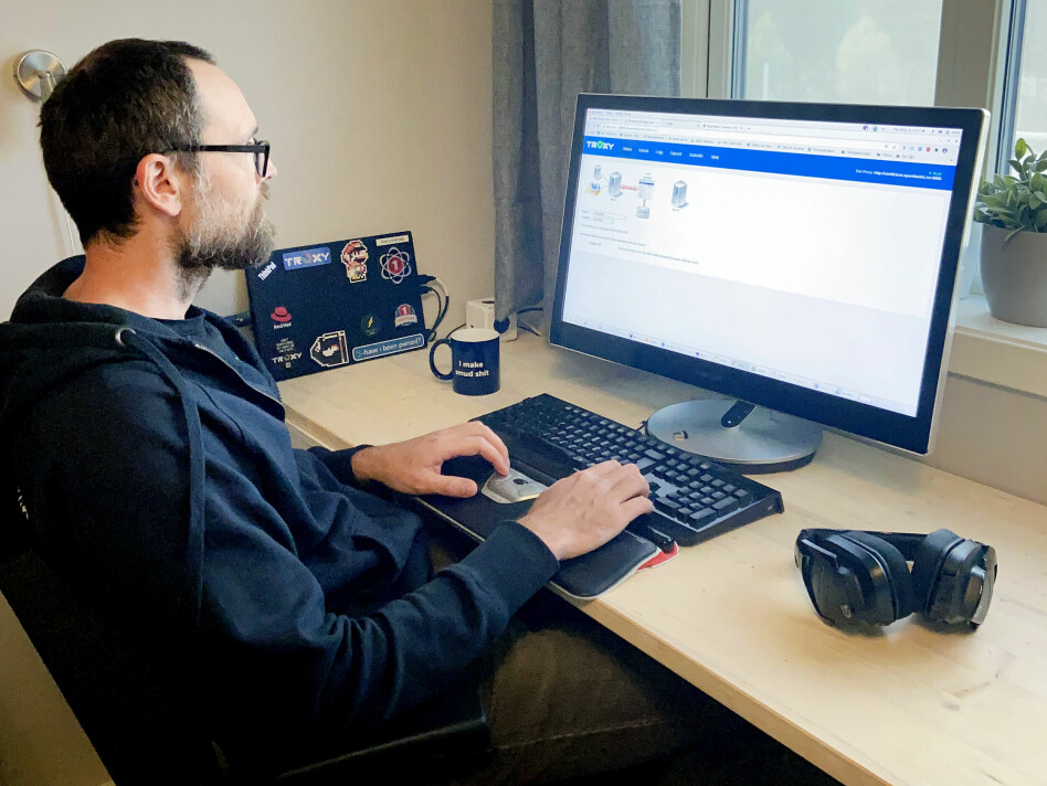 Robert Hammarstrøm jobber mye med testing av Sparebank 1 sine systemer, blant annet i deres egetutvikla verktøy Troxy. 📸: Privat