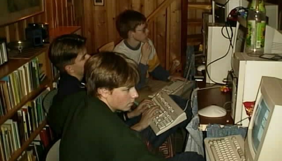 Andre spilte og hadde det gøy på datapartyer, jeg var for opptatt med å lage noe smart. Her fra et dataparty i 1999 i kjellerstua til redaktør Ole Petter Baugerød Stokke. Jeg sitter bakerst. 📸: Ole Petter Baugerød Stokke