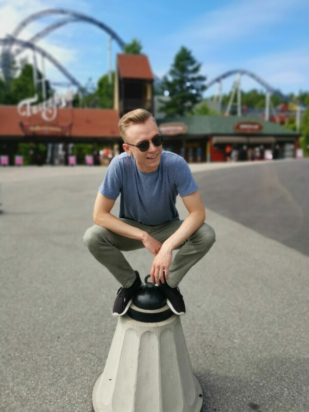 Mats Løvstrand Berntsen er 24 år gammel og har studert informatikk ved Høgskolen i Østfold. - Når jeg ikke surrer på jobb eller er ute på tur, bruker jeg litt for mye tid på alt av smart-hjem løsninger og diverse småprosjekter. Jeg har blant annet designet og 3D-printet en automatisk kattemater i et forsøk på å slanke pusen, forteller han. 📸: Privat