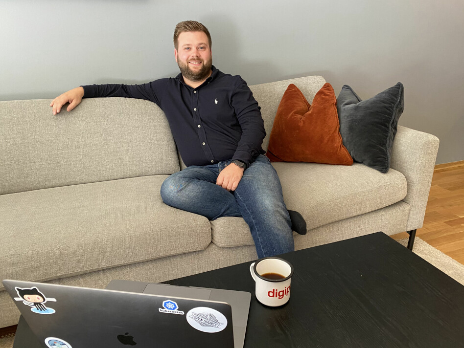 På sofakontoret til Even Holthe i Bekk kan du se flere ting han liker akkurat nå; open source, Digipost og Kubernetes, for eksempel. 📸: Privat