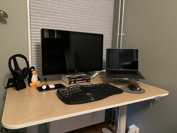 - Jeg utvikler på macOS, men trives også godt med Linux, forteller Even Holthe. Sånn ser korona-hjemmekontoret hans ut. 📸: Privat