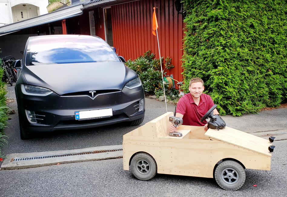 Arne-Morten Danielsen foran en elektrisk bil Elon Musk har laga, og bak en elektrisk olabil han selv har laga. 📸: Privat
